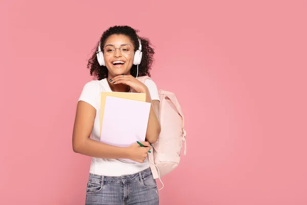 Glad student flicka med ryggsäck och anteckningsböcker. — Stockfoto