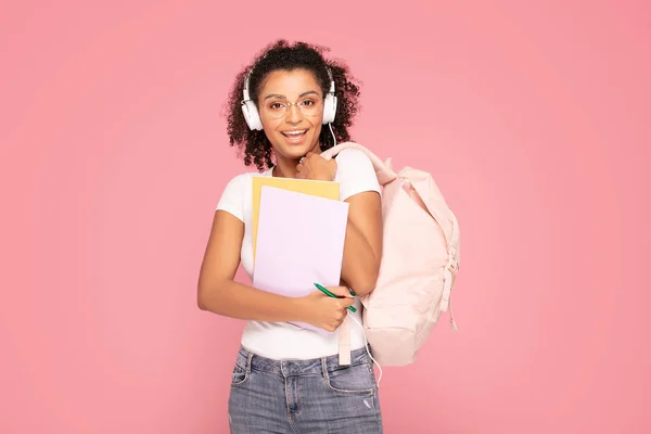 Счастливая студентка с рюкзаком и блокнотами . — стоковое фото