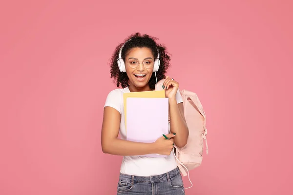 Glad student flicka med ryggsäck och anteckningsböcker. — Stockfoto