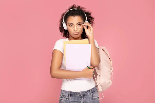 Menina estudante triste com mochila e cadernos . — Fotografia de Stock