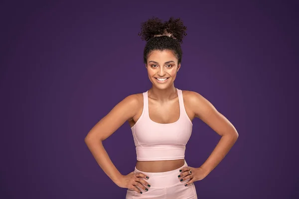 Ajuste afro chica posando en estudio . — Foto de Stock