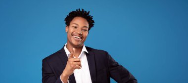 Başarılı Afrikalı işadamı gülümsüyor..