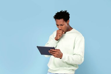 Mutlu Afrikalı adam tablete bakıyor..