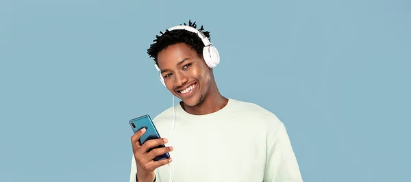 Boldog afrikai férfi hallgató-hoz zene. — Stock Fotó