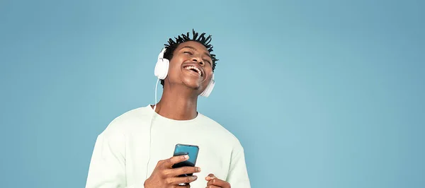 Heureux homme africain à l'écoute de la musique . — Photo