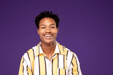 gülümseyerek mutlu bir Afrika adam.