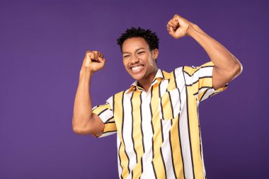 gülümseyerek mutlu bir Afrika adam.