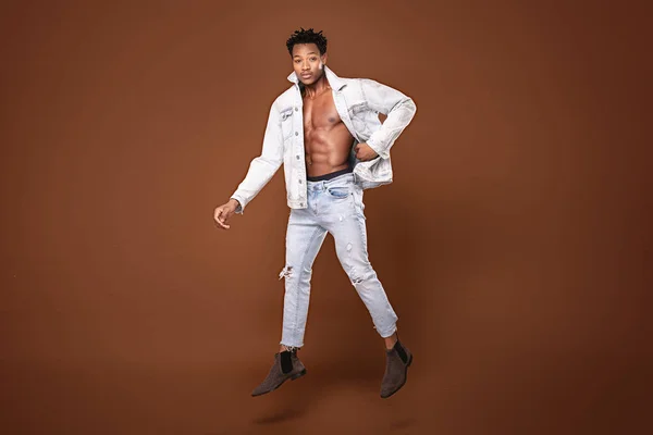 Uomo africano alla moda in jeans . — Foto Stock