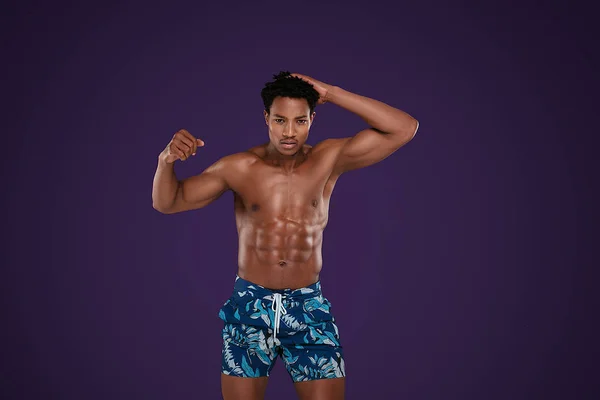 Ajuste hombre africano con el torso desnudo . — Foto de Stock