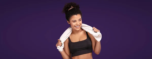 Ajuste joven afro mujer después del entrenamiento . — Foto de Stock