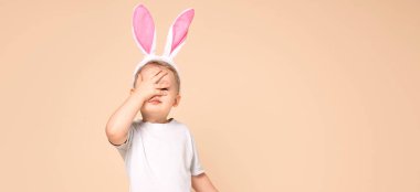 Paskalya tavşanı kulaklı küçük çocuk.