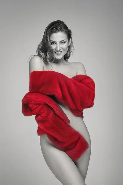 Moda Zdjęcie Zmysłowej Pięknej Młodej Kobiety Pozowanie Tylko Czerwonym Futrze — Zdjęcie stockowe