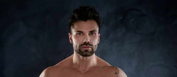 Modelo Muscular Homem Morena Fundo Escuro Estúdio Retrato Moda Cara — Fotografia de Stock