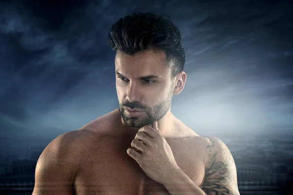 肌肉模型 深色背景的黑发男人 强人的时装肖像 性感的赤身裸体 — 图库照片