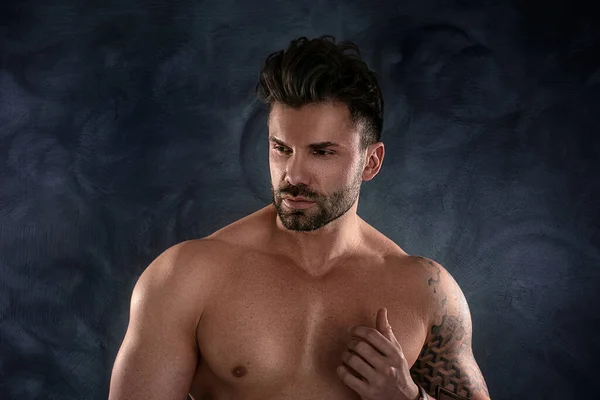 筋肉モデル 暗いスタジオの背景にブルネットの男 強い男のファッションの肖像画 セクシー裸の胴 — ストック写真