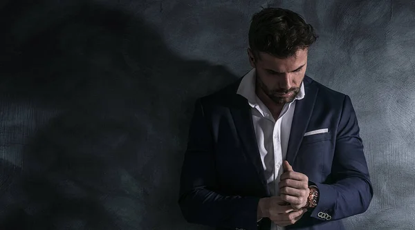 Retrato Hombre Guapo Traje Elegante Sobre Fondo Oscuro Estilo Negocios — Foto de Stock