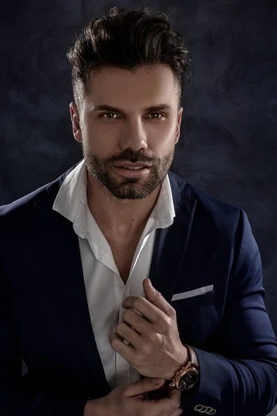 Portrét Pohledného Muže Elegantním Obleku Tmavém Pozadí Obchodní Styl Obchodníku — Stock fotografie