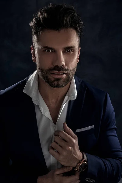 Retrato Hombre Guapo Traje Elegante Sobre Fondo Oscuro Estilo Negocios — Foto de Stock