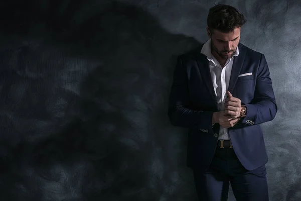 Πορτρέτο Του Όμορφου Άντρα Κομψό Κοστούμι Σκούρο Φόντο Επιχειρηματικό Στυλ — Φωτογραφία Αρχείου