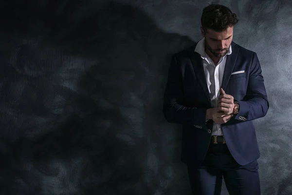 Retrato Hombre Guapo Traje Elegante Sobre Fondo Oscuro Estilo Negocios — Foto de Stock