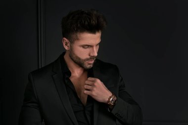 Zarif siyah takım elbiseli yakışıklı bir adamın portresi. Erkek güzelliği, moda. 