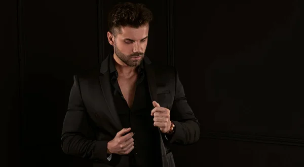 Retrato Homem Bonito Terno Elegante Posando Beleza Masculina Moda — Fotografia de Stock