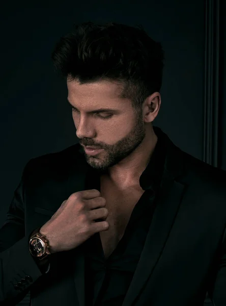 Retrato Homem Bonito Elegante Terno Preto Posando Beleza Masculina Moda — Fotografia de Stock