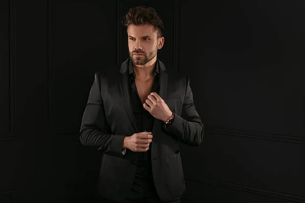 Şık takım elbise poz içinde yakışıklı adam portresi. Erkek güzelliği, moda.