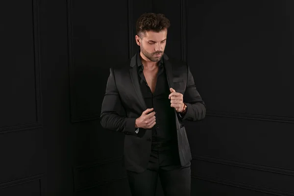 Portret Van Knappe Man Elegante Pak Poseren Mannen Schoonheid Mode — Stockfoto