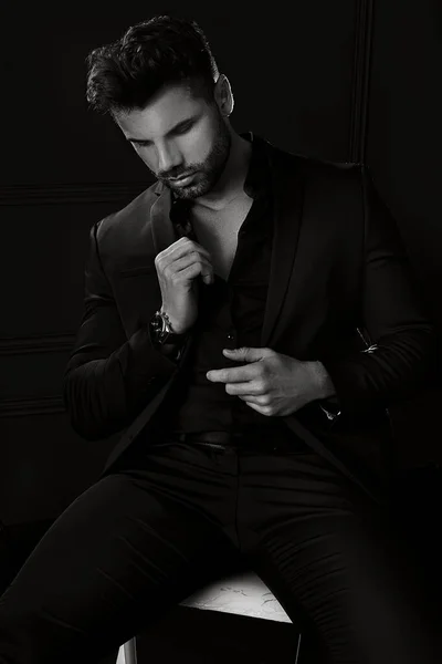 Przystojny Elegancki Mężczyzna Czarnym Modnym Garniturze Styl Męski Moda — Zdjęcie stockowe