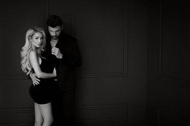 Birlikte poz veren güzel şehvetli bir çiftin moda stüdyosu fotoğrafı. Yakışıklı genç aşıklar..
