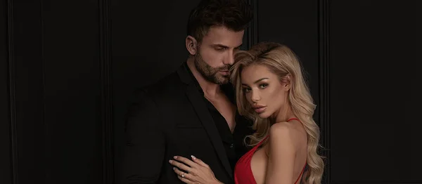 Birlikte poz veren güzel şehvetli bir çiftin moda stüdyosu fotoğrafı. Yakışıklı genç aşıklar..