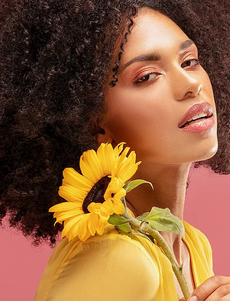 Schöne Afro Frau Posiert Mit Gelben Sonnenblumen Auf Rosa Pastell — Stockfoto