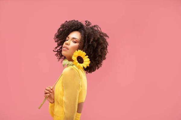 Mulher Afro Bonita Posando Com Girassol Amarelo Fundo Estúdio Pastel — Fotografia de Stock