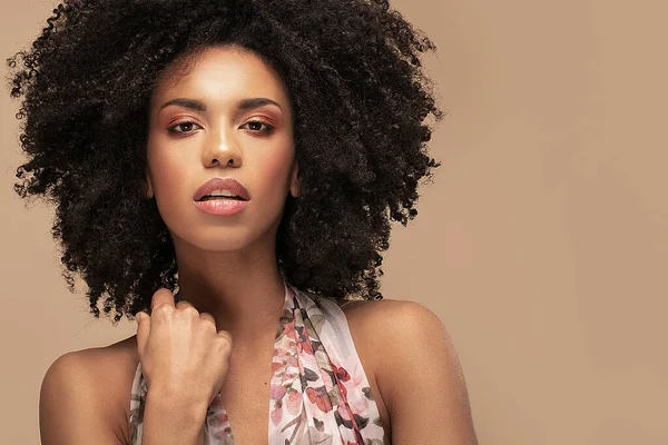 Retrato Beleza Bela Menina Afro Americana Emocional Com Cabelo Encaracolado — Fotografia de Stock