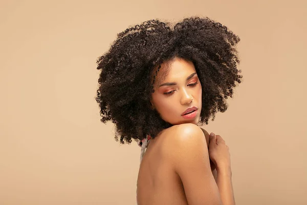 Skönhet Porträtt Vackra Emotionella Afrikanska Amerikanska Flicka Med Lockigt Hår — Stockfoto
