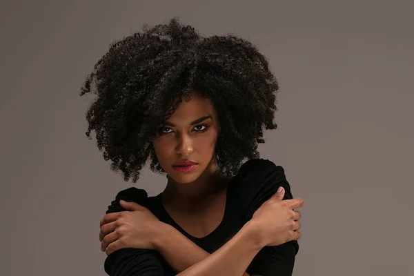 Güzel Afrikalı Amerikalı Kadın Kameraya Bakıyor Afro Saçlı Neşeli Genç — Stok fotoğraf