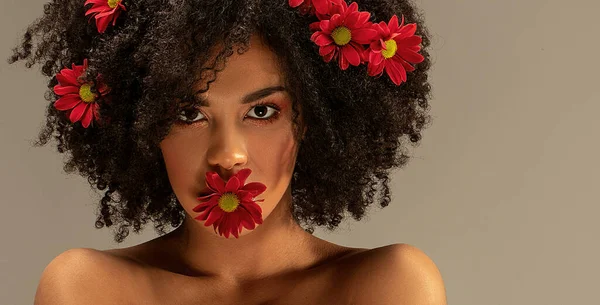 Mujer Afro Atractiva Joven Con Hermosas Flores Pelo Los Labios — Foto de Stock