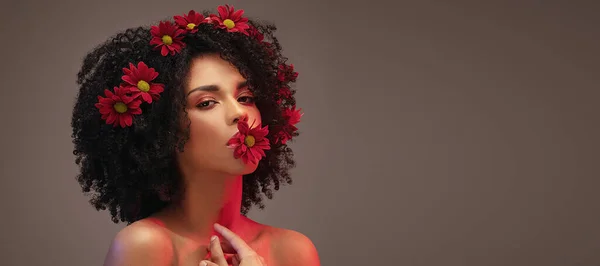 Junge Attraktive Afro Frau Mit Schönen Blumen Haaren Und Lippen — Stockfoto