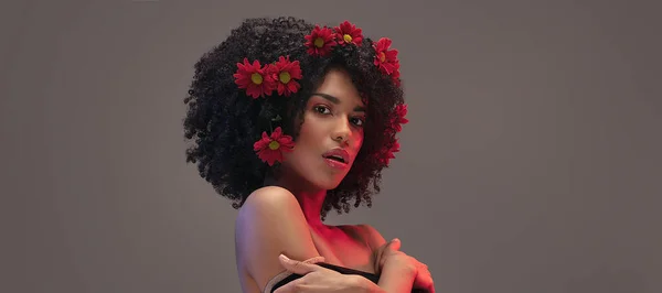 Młoda Atrakcyjna Afro Kobieta Pięknymi Kwiatami Włosach Portret Pracowni Piękności — Zdjęcie stockowe