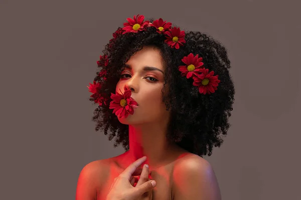 Jovem Mulher Afro Atraente Com Belas Flores Cabelo Lábios Retrato — Fotografia de Stock