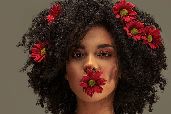 Mujer Afro Atractiva Joven Con Hermosas Flores Pelo Los Labios — Foto de Stock