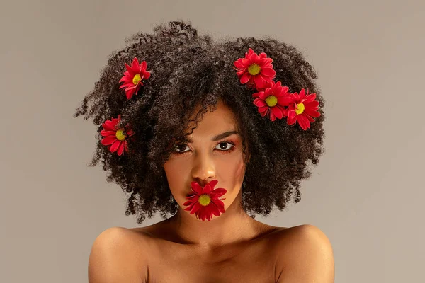 Молодая Привлекательная Афро Женщина Красивыми Цветами Волосах Губах Портрет Студии — стоковое фото