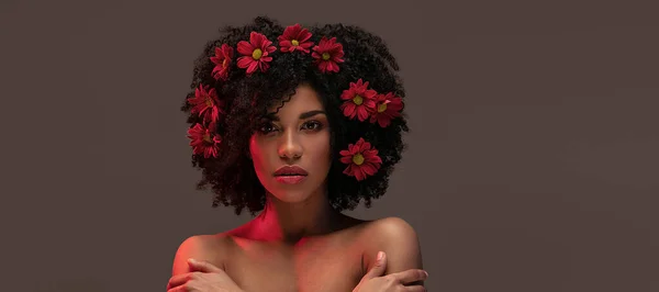 Jovem Mulher Afro Atraente Com Belas Flores Cabelo Lábios Retrato — Fotografia de Stock