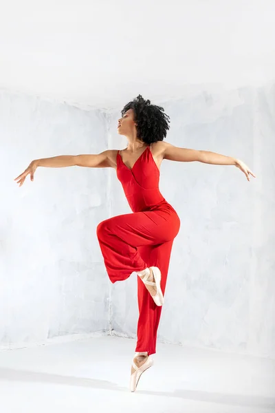 Hermosa Bailarina Afro Moderna Bailando Estudio — Foto de Stock