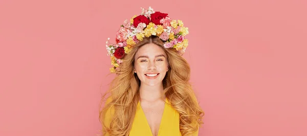 Skönhetsfoto Lycklig Våren Dam Med Vackert Leende Rött Hår Flicka — Stockfoto