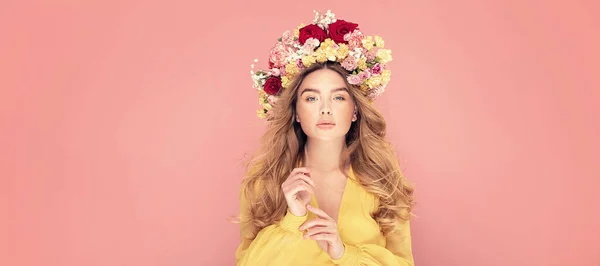 長い波状の髪を持つ幸せな春の女性の美しさの写真 パステルピンクのスタジオの背景にポーズをとった花を持つ赤い髪の女の子 人間の感情表現の概念 — ストック写真