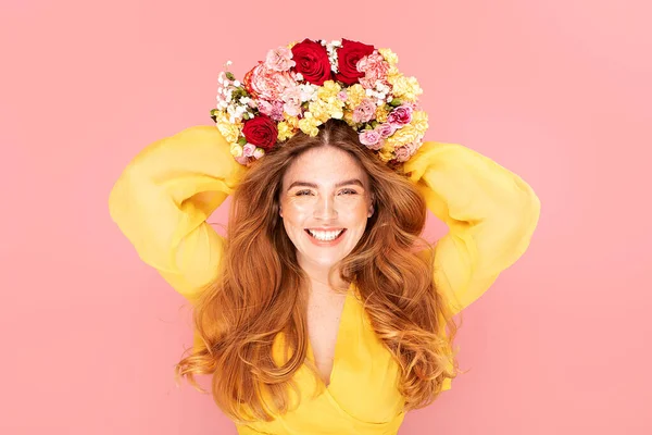 Foto Beleza Senhora Feliz Primavera Com Belo Sorriso Menina Cabelo — Fotografia de Stock