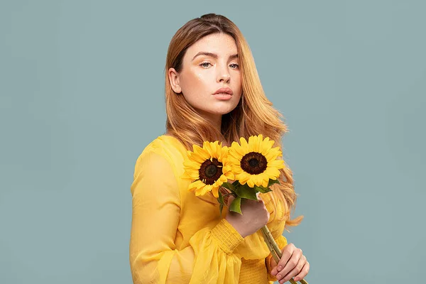 Delicado Mujer Pelo Rojo Con Pecas Naturales Sosteniendo Girasoles Beautfiul —  Fotos de Stock