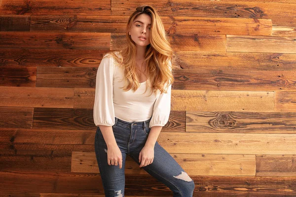 Retrato Belleza Una Atractiva Mujer Pelirroja Sonriente Pared Madera —  Fotos de Stock